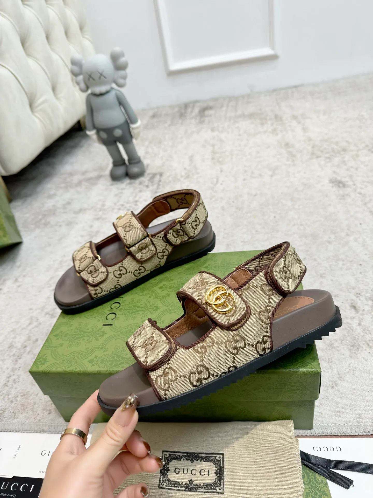 👟👟Ex-factory price 520👟👟 Gucci two-strap Velcro flat sandals beach shoes Early spring series GG classic presbyopic fabric beach sandals are decorated with classic GG presbyopic canvas fabric fabric with double G metal buckle ✔️ Fabric: Original customized imported double G presbyopic ✔️ Lining: imported sheepskin ✔️ Heel: 2.0CM thick sole ✔️ Outsole: Mold imported rubber sole ✔️ Code number: 35-40 (41 customized, non-refundable)